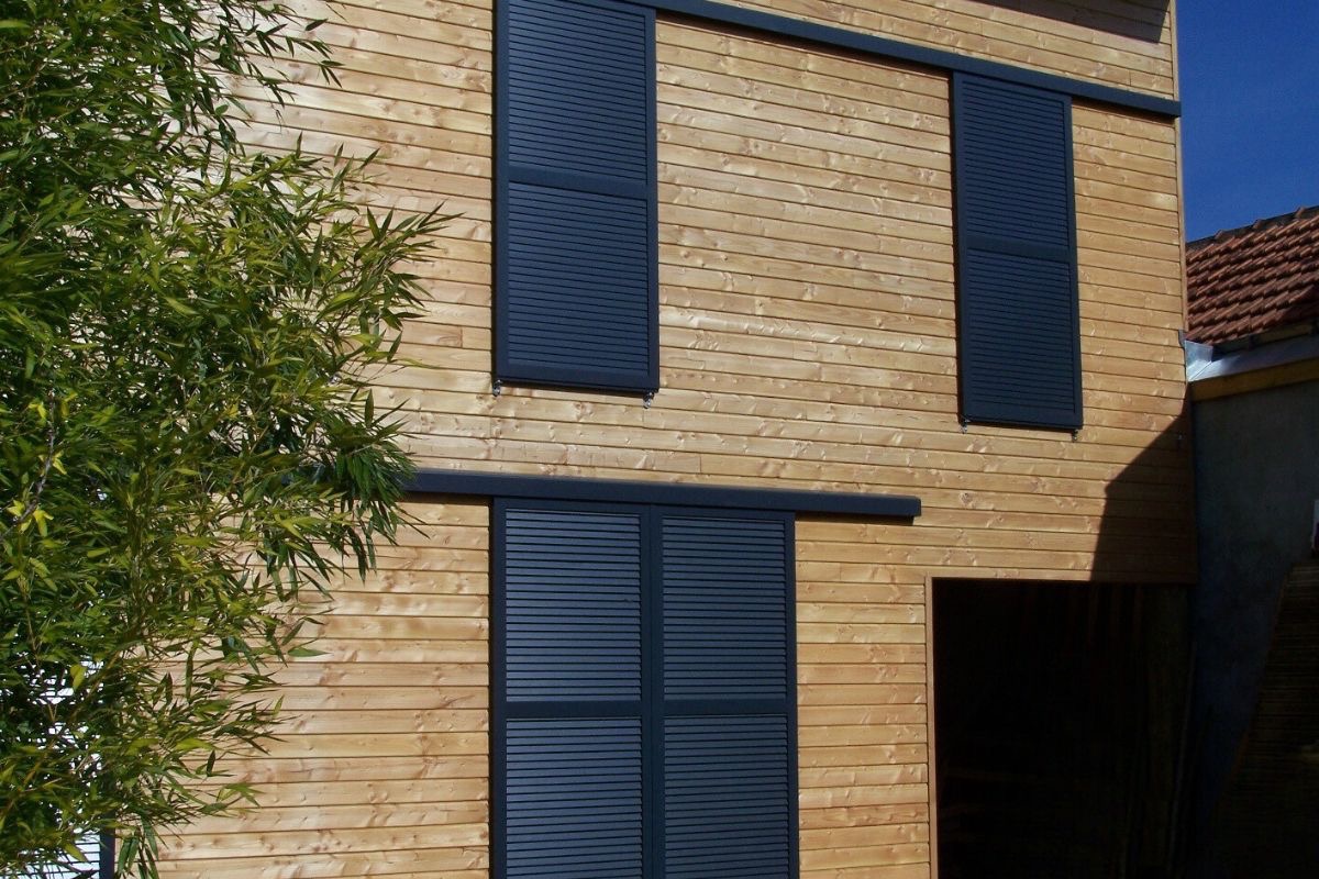 Volets battants installés sur une façade de maison en Valais